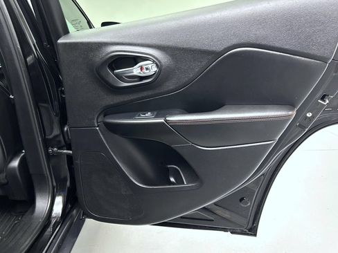 Used 2019 Jeep Cherokee Trailhawk w/ Cold Weather Group AWD/4WD image 17