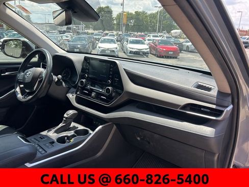 Used 2020 Toyota Highlander XLE AWD/4WD image 7