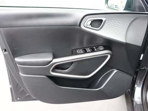 Used 2025 Kia Soul LX w/ LX Technology Package FWD image 9