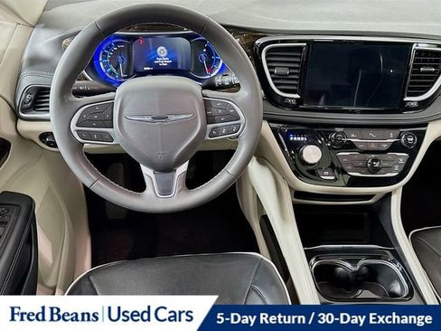 Used 2023 Chrysler Pacifica Limited image 26