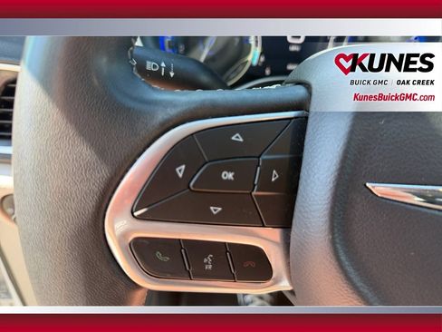 Used 2023 Chrysler Pacifica Touring-L FWD image 17