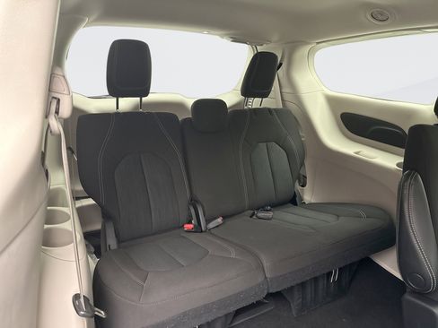 Used 2023 Chrysler Voyager LX image 19