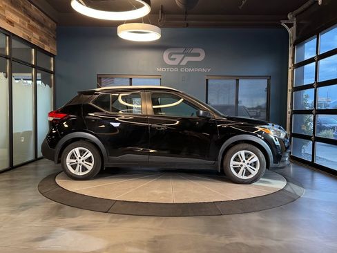 Used 2019 Nissan Kicks S FWD image 2