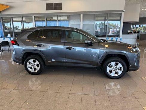 Used 2021 Toyota RAV4 LE AWD/4WD image 2