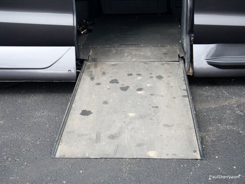 Used 2022 Chrysler Pacifica Touring-L image 13