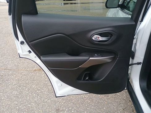 Used 2020 Jeep Cherokee Latitude Plus FWD image 19