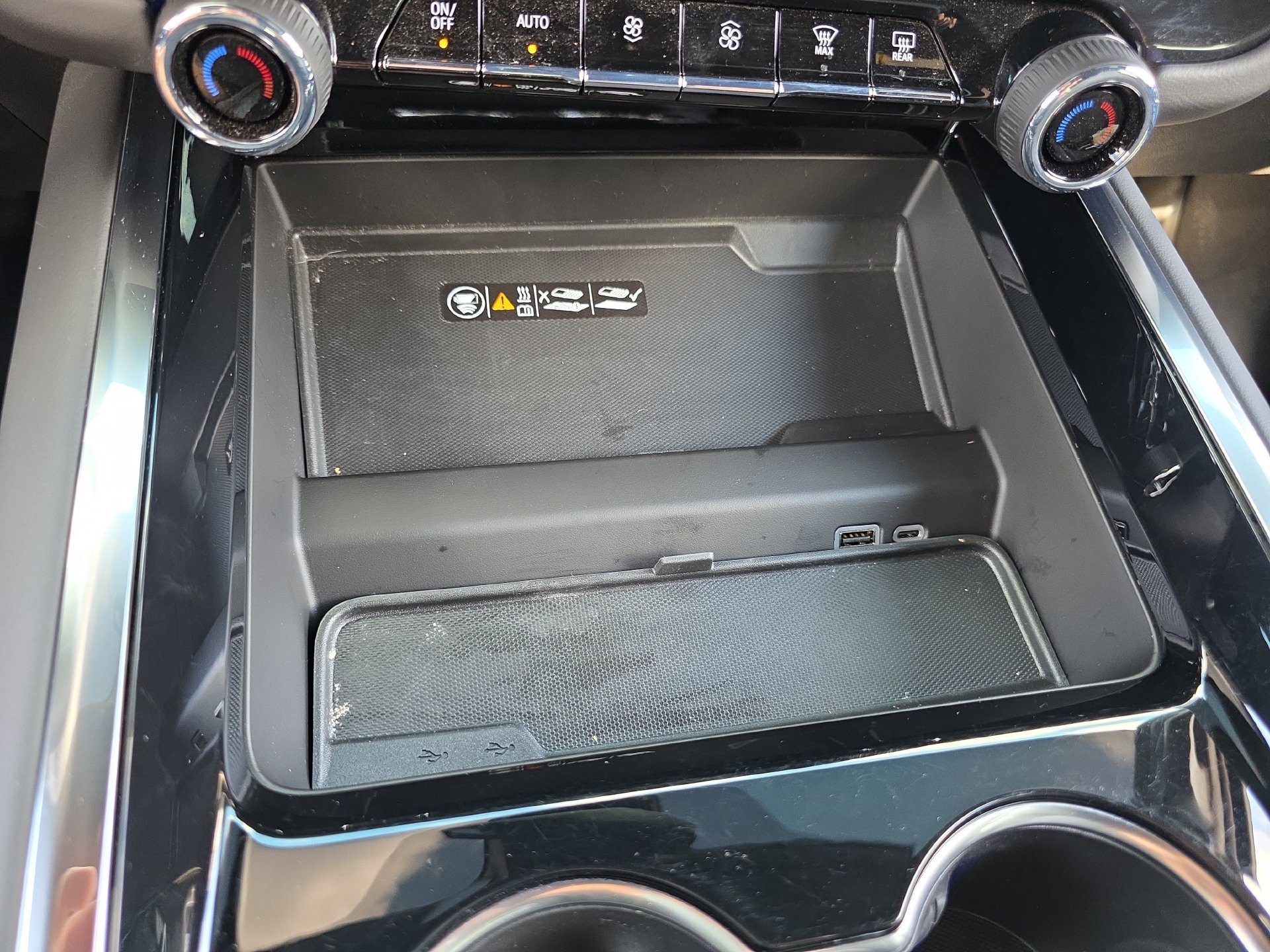 Used 2026 Chevrolet Suburban Premier w/ Sun And Tow Package RWD image 24