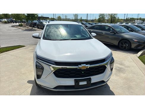 Used 2025 Chevrolet Trax LT w/ LT Convenience Package FWD image 8