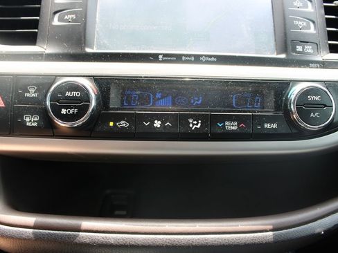 Used 2018 Toyota Highlander XLE AWD/4WD image 46