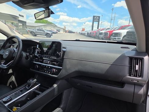 Used 2023 Nissan Pathfinder SL AWD/4WD image 15