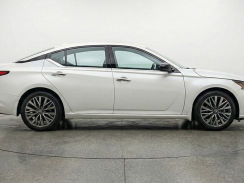Used 2025 Nissan Altima 2.5 SV FWD image 11