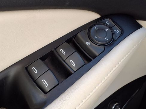 Used 2023 Buick Enclave Essence image 11