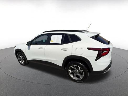 Used 2025 Chevrolet Trax LT FWD image 10