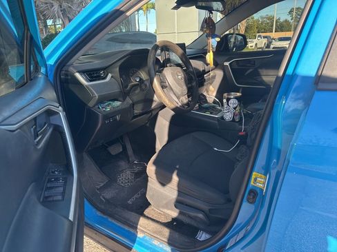 Used 2019 Toyota RAV4 LE image 3
