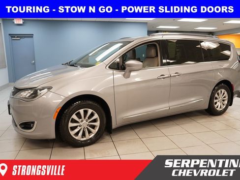 Used 2018 Chrysler Pacifica Touring-L image 1