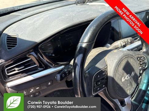 Used 2022 Kia Niro EX FWD image 12