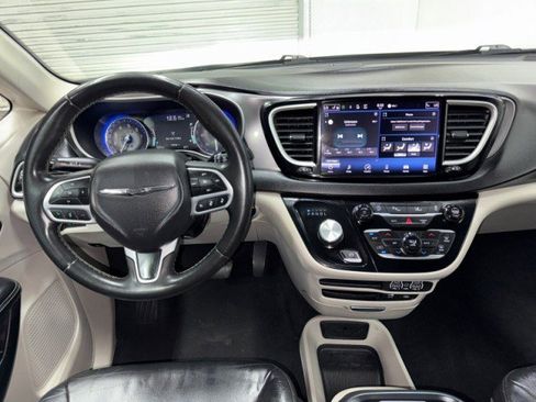 Used 2022 Chrysler Pacifica Touring-L image 18