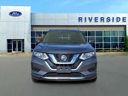 Used 2020 Nissan Rogue SV image 2