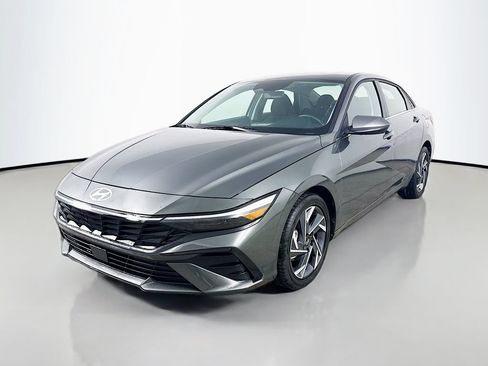 Used 2025 Hyundai Elantra SEL FWD image 3