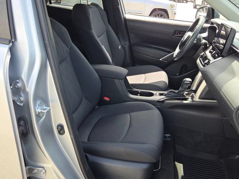 Used 2025 Toyota Corolla Cross LE FWD image 13
