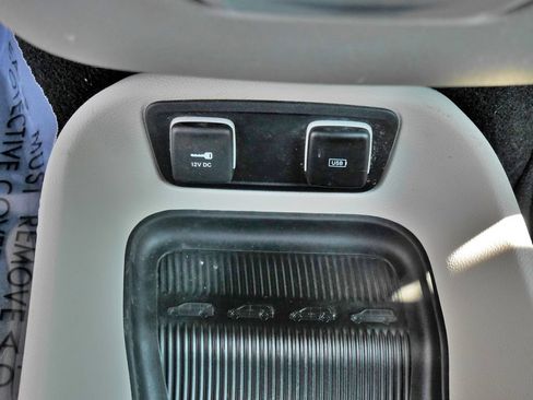 Used 2019 Chrysler Pacifica Touring-L FWD image 25