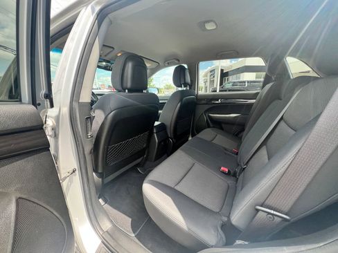 Used 2012 Kia Sorento LX w/ Convenience Pkg FWD image 26