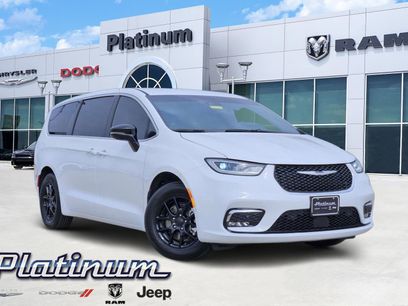 Used 2025 Chrysler Pacifica Select