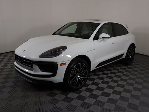 Used 2025 Porsche Macan image 1