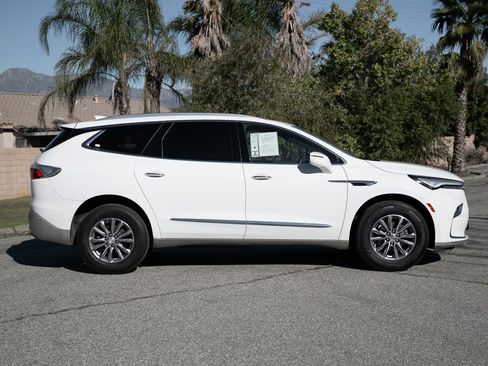 Used 2023 Buick Enclave Essence image 3