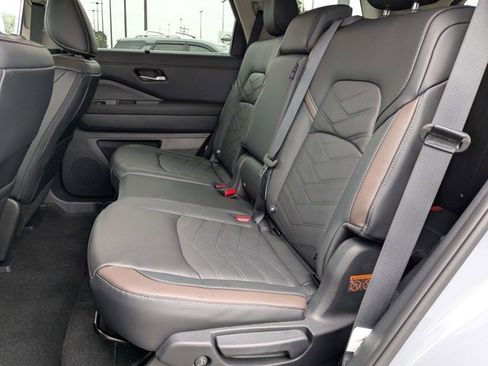 New 2025 Nissan Pathfinder Platinum w/ Black Appearance Package image 15
