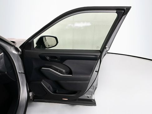 Used 2025 Toyota Highlander LE image 32