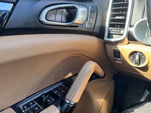 Used 2017 Porsche Cayenne Platinum Edition w/ Premium Package (PJV) image 31