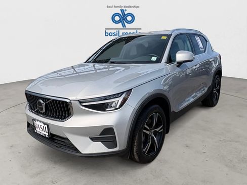Used 2025 Volvo XC40 B5 Core AWD/4WD image 2