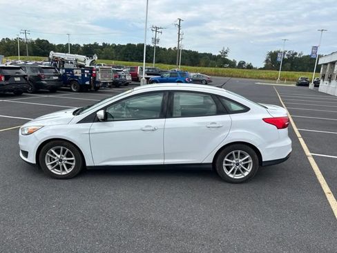 Used 2016 Ford Focus SE w/ SE Cold Weather Package FWD image 2
