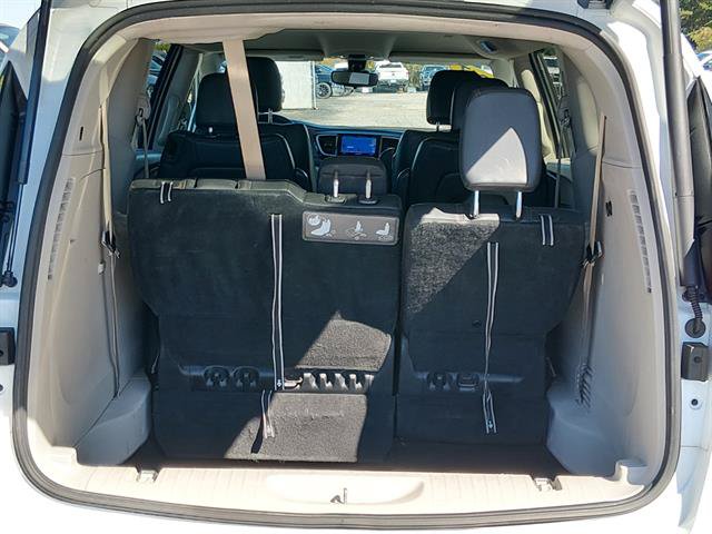 Used 2017 Chrysler Pacifica Touring-L w/ Tire & Wheel Group FWD image 11