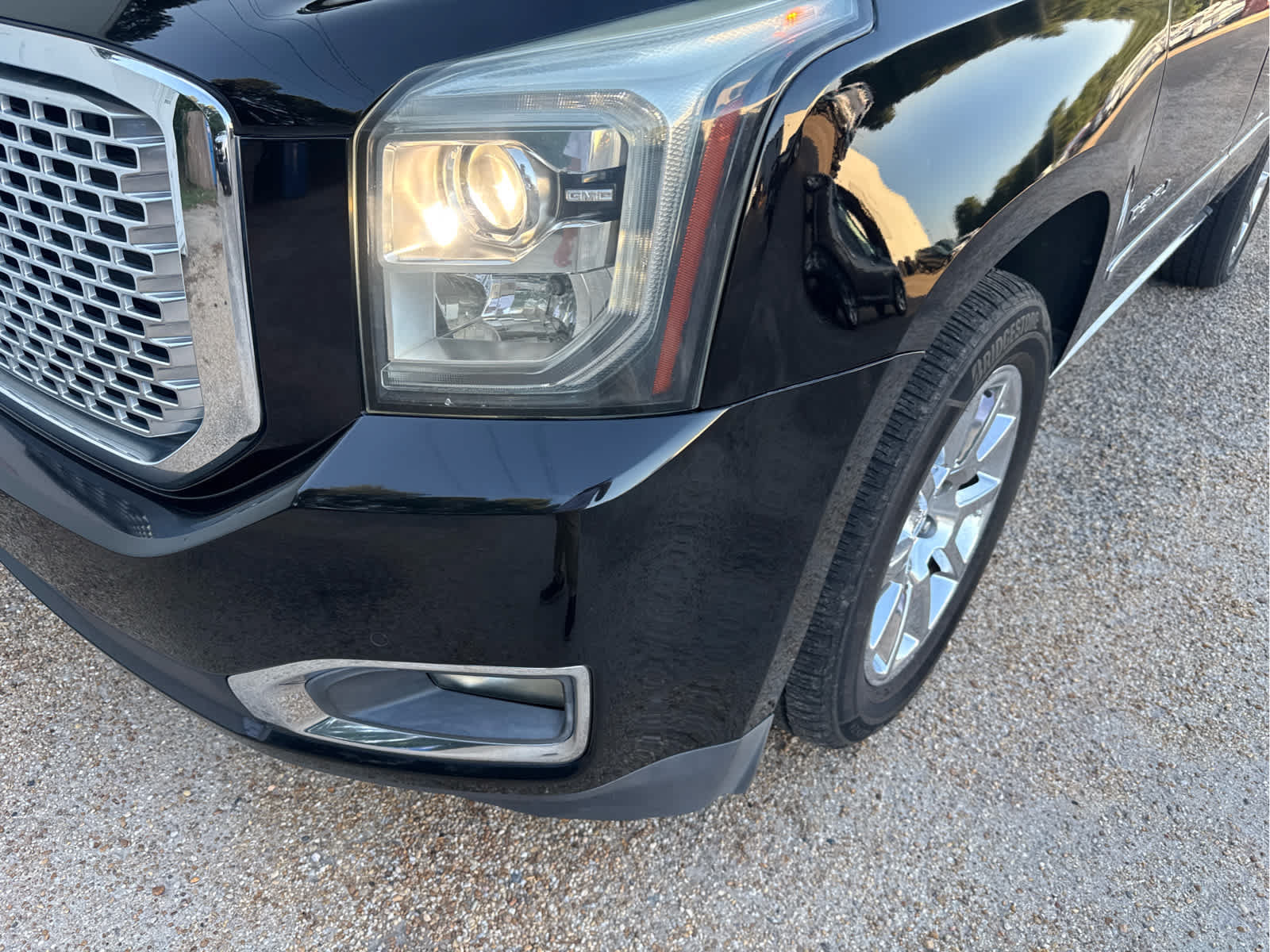 Used 2015 GMC Yukon Denali w/ Touring Package AWD/4WD image 10
