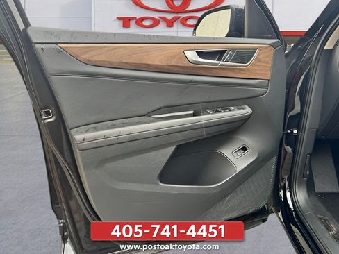 Used 2024 Volkswagen Atlas SE w/ Panoramic Sunroof Package FWD image 14
