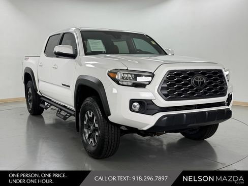 Used 2020 Toyota Tacoma TRD Off-Road w/ TRD Premium Off Road Package AWD/4WD image 4
