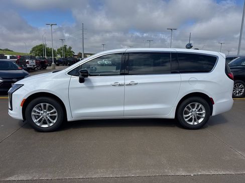 New 2027 Chrysler Pacifica Select w/ Family Tech Group AWD/4WD image 27