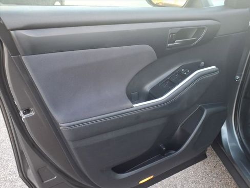 Certified 2023 Toyota Highlander L image 5