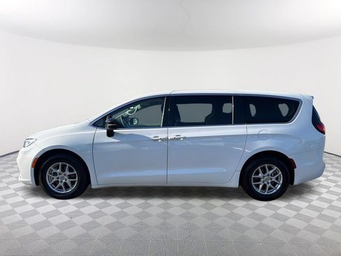 Used 2024 Chrysler Pacifica Touring-L FWD image 8