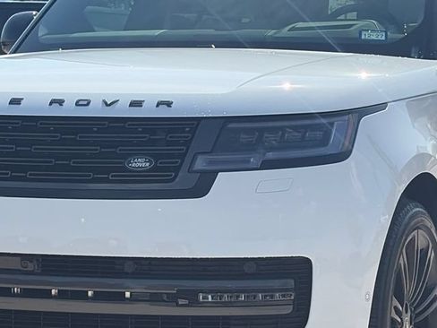 Used 2025 Land Rover Range Rover SE AWD/4WD image 4