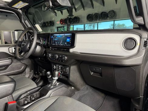 Used 2024 Jeep Wrangler Unlimited image 19