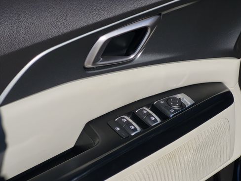 Used 2022 Kia Carnival LX image 10