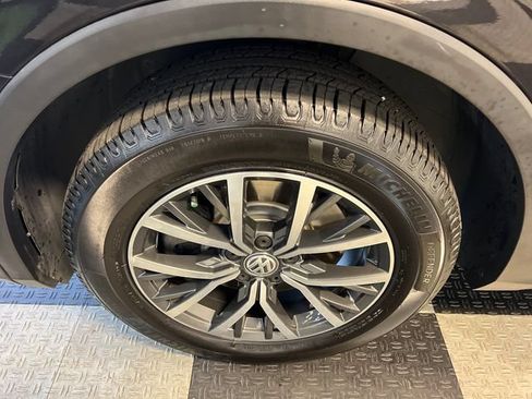 Used 2018 Volkswagen Tiguan SE w/ Panoramic Sunroof Package FWD image 8