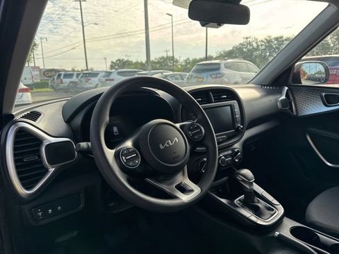 Used 2025 Kia Soul LX w/ LX Technology Package FWD image 24