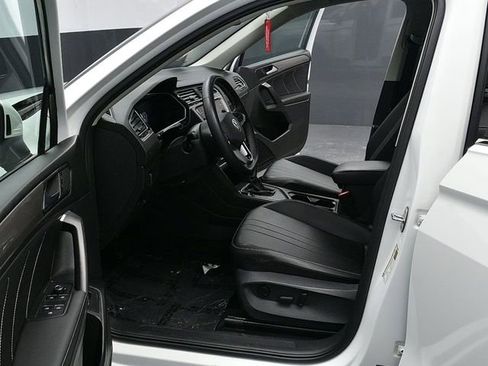 Used 2022 Volkswagen Tiguan SE image 9
