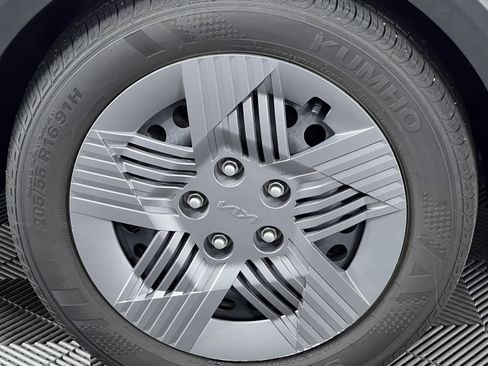 Used 2025 Kia K4 LX image 15