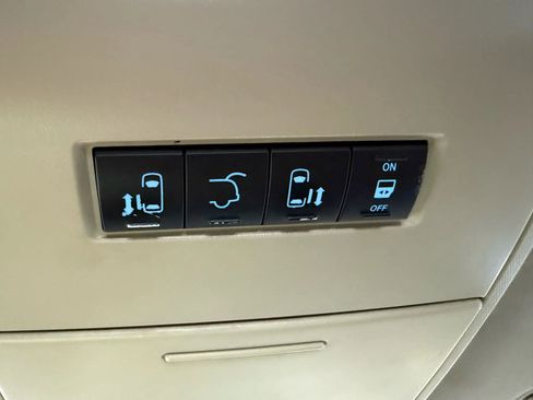 Used 2014 Chrysler Town & Country Touring-L w/ Driver Convenience Group image 20