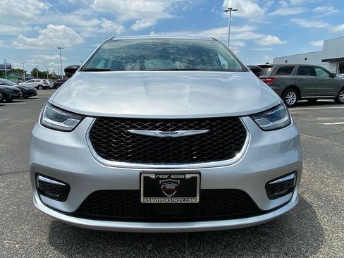 Used 2024 Chrysler Pacifica Touring-L FWD image 4